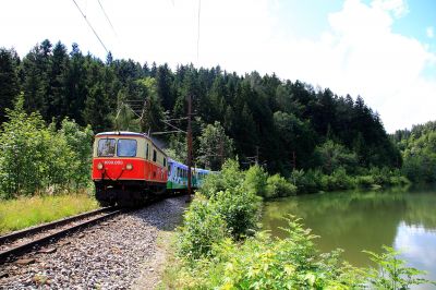 am Lassing-stausee
die 1099.008 zieht hier ihren "Dirndltaler" am Lassing-Stausee in Richtung Annaberg
Schlüsselwörter: 1099.008, Dirndltaler, Lassingstausee