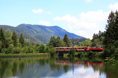 Bürgeralpe am Lassing-Stausee
die 1099.004 zieht den sortenreinen "Bürgeralpe" am Lassing-Stausee nach Wienerbruck. Das Wasser war zwar nicht ganz still, trotzdem sieht man schön die Spiegelung des Zugs im Wasser.
Schlüsselwörter: 1099.004, Bürgeralpe, Lassing-Stausee