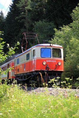 im Sonnenlicht
eher selten war dieser Tage das Sonnenlicht gestreut. Umso mehr freute sich hier der Fotograf ein paar Strahlen auf den Zug zu bekommen.
Schlüsselwörter: 1099.004, Bürgeralpe, Lassing-Stausee