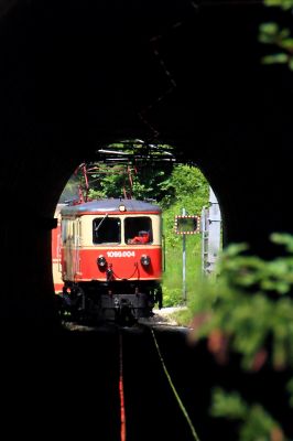 sie lugt durch den Tunnel
die 1099.004 kündigt sich hier durch den schnurgeraden Raingrabentunnel an
Schlüsselwörter: 1099.004, Gösingpendler, Raingraben