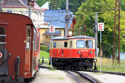 beim Rangieren
Da die Garnituren des R6811/53 und die des R6813 zusammengehängt werden, so lange der R6806 nicht verkehren kann, wird in Mariazell reichlich rangiert.
Schlüsselwörter: 1099.004, Mariazell, 2095.015