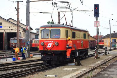 Rangierarbeiten auf der Alm.
Die 1099.008-3 rangiert wird nach der Ankunft am Alpenbahnhof umgesetzt, um den Zug auf das Abstellgleis ziehen und anschließend die Lok weiter in den Lokschuppen fahren zu können. Leider war mir kein besseres Wetter für diese Aufnahme beschienen.
Schlüsselwörter: 1099.008-3,1099,1099.008