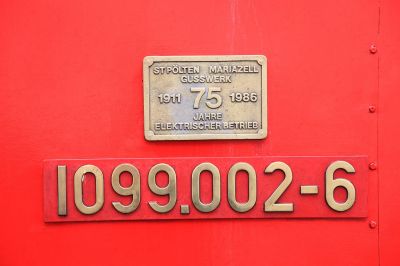 Plakette und Loknummer der 1099.002-6
Die Loknummer und Plakette der 1099.002-6, die an der Seite des Lokkastens angebracht sind.
Schlüsselwörter: 1099.002-6,1099,1099.002