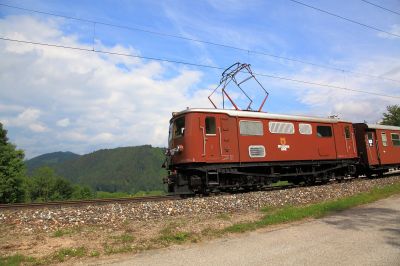 Ötscherbär bei Winterbach
Der Ötscherbär hat Winterbach fast erreicht.
Schlüsselwörter: 1099.013-3 , 1099 , 1099.013 , Ötscherbär , Winterbach