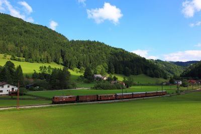 Bär ob der Laube
Der Ötscherbär fährt, gerade Laubenbachmühle verlassen, bergwärts Richtung Winterbach.
Schlüsselwörter: 1099.013-3 , 1099 , 013 ,  Ötscherbär , Laubenbachmühle