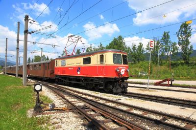 Einfahrt hält der R6811
Einfahrt der 1099.004 mit ihrer braunen Garnitur in Mariazell.
Schlüsselwörter: 1099 , 004 , Mariazell