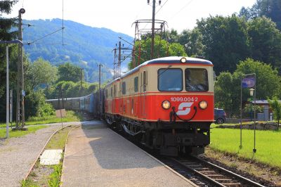 Doppelter Dirndltaler in Loich
Der Dirndltaler hatte an diesem Morgen einen Vorspann und hier in Loich bereits über 20 Minuten Verspätung.
Schlüsselwörter: 1099 , 004 , 001 , Dirndltaler , Vorspann