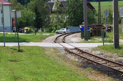 Ausfahrtsgleis aus MAZ in Richtung Gußwerk
Aufnahme des Gleisstutzens, der einmal die Strecke nach Gußwerk führte. Am Bahnübergang sind heftige Ecken im Gleisbogen zu sehen, so man schon fast froh sein kann, daß hierüber keine Züge mehr rollen.
Schlüsselwörter: stillgelegt , Bahnübergang