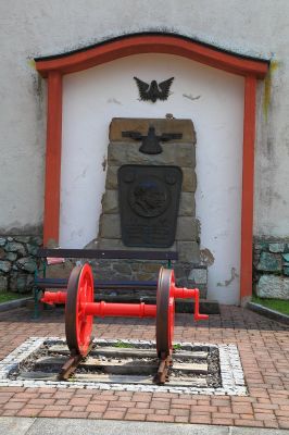 Denkmal an die Erbauer der MzB
Das Denkmal, welches, unterhalb der Basilika stehend, die Erbauer der Bahnstrecke ehrt.
Schlüsselwörter: Denkmal