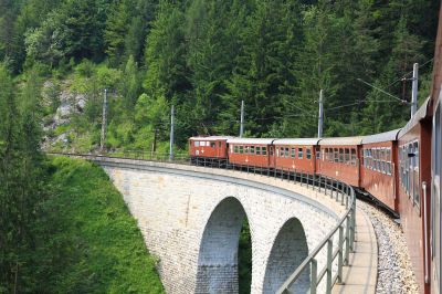 SauBärgraben
Der Ötscherbär auf dem Saugrabenviadukt
Schlüsselwörter: 1099 013 , Ötscherbär , Saugrabenviadukt