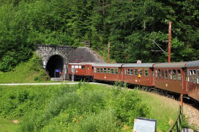 Ötscherbär in der Talkehre unter Puchenstuben
Der Ötscherbär bei der Wende im Natterstal kurz vor Einfahrt in den Kerlstein-Tunnel.
Schlüsselwörter: 1099 , 013 , Ötscherbär , Talkehre , Natterstal , Kerlstein-Tunnel