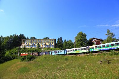 Tohuwabunti und Hotel Winterbach
die 1099.002 zieht den "Dirndltaler" gerade aus der Haltestelle Winterbach bergwärts
Schlüsselwörter: 1099.002-6, Dirndltaler, Morgenzug, Hotel Winterbach