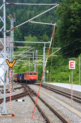 Geerdet
Die Oberleitung des Gleises im Vordergrund ist wegen Arbeiten im Bahnhofsbereich geerdet, während im Hintergrund der Gemeindealpe einfährt.
Schlüsselwörter: 2095 , 013 , Gemeindealpe , Laubenbachmühle