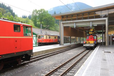 Betrieb in der Laube
Reichlich Betrieb war an diesem Tag in Laubenbachmühle. Während die 1099.016 auf die Kreuzung mit der 2095.013 wartete, fanden am dritten Gleis Arbeiten an den verdrehbaren Oberleitungen im Bereich der Tore statt.
Schlüsselwörter: 1099 , 016 , 2095 , 013 , Gemeindealpe , Drindltaler , Laubenbachmühle , X532