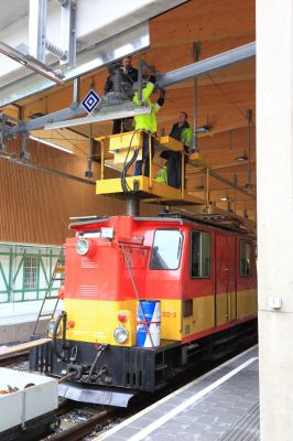 Arbeiten im Oberleitungsbereich
Blick auf Arbeiten im Bereich der verdrehbaren Oberleitungen am Tor in Laubenbachmühle.
Schlüsselwörter: X532 , Laubenbachmühle