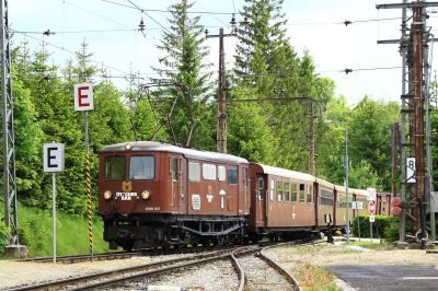 in Mitterbach
Die 1099.007 fährt mit ihrem Ötscherbär auf das Ausweichgleis in Mitterbach ein.
Schlüsselwörter: 1099 , 007 , Ötscherbär , Mitterbach