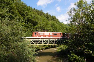 via Pielach
Die 1099.007 quert auf dem Heimweg soeben das erste Mal die Pielach. leider hat man bei der Streckenertüchtigung hier wenig Wert auf Ästhetik gelegt, weswegen ein grauer Leitungsschacht das Bild quert.
Schlüsselwörter: 1099 , 007 , Ötscherbär , Pielachbrücke