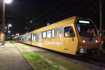 ET on Tour
Die Garnitur bestehend aus ET1 und ET2 (hier im Vordergrund) anläßlich einer nächtlichen Probefahrt am Alpenbahnhof.
Schlüsselwörter: Himmelstreppe , Probefahrt , ET