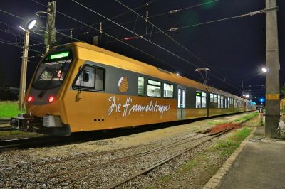 Testfahrten
Die ET1 (im Vordergrund) und ET2 anläßlich einer Testfahrt nachts auf dem Rückweg am Alpenbahnhof.
Schlüsselwörter: ET1 , ET2 , Testfahrt