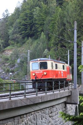 der erste Zug am Morgen
Die 1099.016 mit dem ersten Zug, der morgens die Bergstrecke befährt, auf dem Saugraben, der um die Uhrzeit noch im Schatten liegt. 
Schlüsselwörter: 1099 , 016 , P6801 , Saugraben