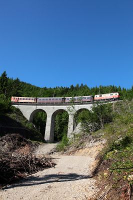 Morgens auf dem Heugrabenviadukt
Die 1099.016 mit dem P6802 auf dem Heugrabenviadukt. 
Schlüsselwörter: 1099 , 016 , 6802 , Puchenstuben