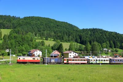 Auf dem Weg zur Bergstrecke
Die 1099.14 zieht den Dirndltaler aus Laubenbachmühle auf die Bergstrecke hinaus. 
Schlüsselwörter: 1099 , 14 , Dirndltaler , Bergstrecke