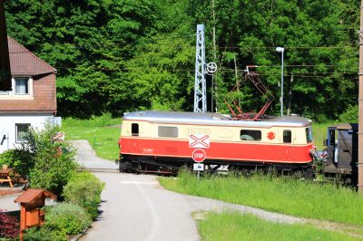 Auf dem Weg zur Bersgtrecke
Die 1099.14 zieht den Dirndltaler aus Laubenbachmühle auf die Bergstrecke hinaus. 
Schlüsselwörter: 1099 , 14 , Dirndltaler , Bergstrecke