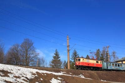 Dirndltaler bei Winterbach
Die 1099.011 zieht bei schöner Frühsonne den Dirndltaler aus dem Bahnhof Winterbach.
Schlüsselwörter: 1099.011, Winterbach, Dirndltaler