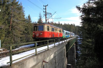 Am Kuhgraben
Die 1099.011 mit einer bunten  Garnitur auf dem Kuhgrabenviadukt.
Schlüsselwörter: 1099.011, Kuhgrabenviadukt, Dirndltaler