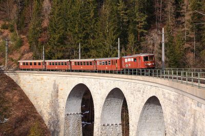 Gösinpendler retour am Saugraben
Die 1099.013 zieht den Gösinpendler retour über den Saugraben.
Schlüsselwörter: 1099.013, Ötscherbär, Saugrabenviadukt