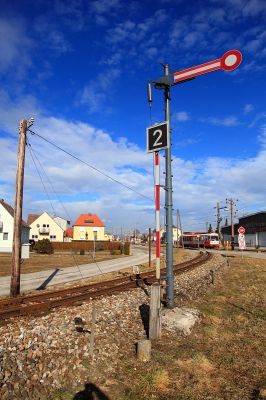 das tote Signal
der 5090 passiert gerade die Stelle an der die Krumpe und die Stammstrecke zusammentreffen. Das Signal wird wegen der Einstellung der Krumpe nicht mehr genutzt.
Schlüsselwörter: Krumpe, 5090, Ober-Grafendorf