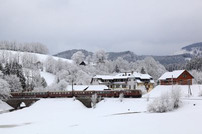 Ötscherbär bei Wienerbruck
Der Ötscherbär durchfährt gerade die Kehre bei Wienerbruck.
Schlüsselwörter: 1099.013, Ötscherbär,Wienerbruck