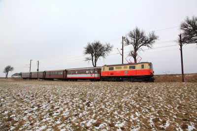 Mariazeller Land im Flachland
Die 1099.011 zieht den Mariazeller Land kurz vor Nadelbach durch die flachländliche Gegend.
Schlüsselwörter: 1099.011, Nadelbach, Mariazeller Land