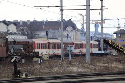 hier rostet Betriebsmaterial
auf einem Gleis am Alpenbahnhof rosten ein paar Spantenwagen vor sich hin. Auf der linken Seite sieht man noch ein altes 1099-er Drehgestell auf einem Flachwagen.
Schlüsselwörter: Alpenbahnhof, Spantenwagen, 1099