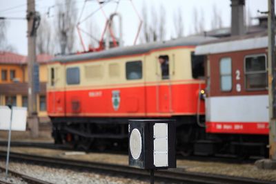 Weichenzeichen
Das Stellzeichen der Weiche 8 am Alpenbahnhof. Im Hintergrund verschiebt die 1099.011 gerade den R6802, der gerade vom Hauptbahnhof als Leerzug zurückgeschoben wurde.
Schlüsselwörter: 1099.011, Alpenbahnhof, Mariazeller Land