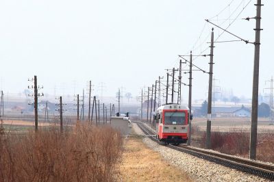 5090 auf die lange Gerade
der 5090.014 hat gerade die Wasserscheide zwischen Traisen und Pielach überwunden und fährt jetzt nach der Pielachbrücke auf die lange Gerade zu.
Schlüsselwörter: 5090.014, R6831, Pielachbrücke, lange Gerade