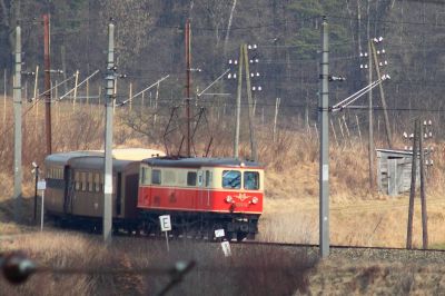 übers Matzersdorfer Viadukt
Die 1099.02 zieht den Ötscherland hier kurz vor dem Matzersdorfer Viadukt in Richtung Ober-Grafendorf.
Was auf, der Aufnahme zum Glück nicht auffällt; der Zug fuhr tagelang mit drei Ötscherbärwagen und wurde um einen Jaffa Wagen verstärkt.
Schlüsselwörter: 1099.02, Ötscherland, Matzersdorf