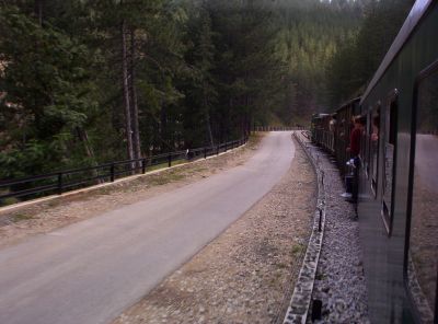 Train in movement
In der deutschsprachigen Literatur wird diese Museumsbahn auch als Šarganbahn, im englischen Sprachraum als Sargan mountain railway bezeichnet, sinngemäß wäre der Name „Šarganska osmica“ am ehesten mit „Šarganer Achter“ treffend zu übersetzen.
Schlüsselwörter: Scharganer Achter Sarganska osmica ostbahn sargan