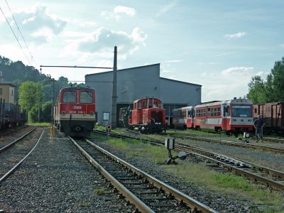 TR Waidhofen/Ybbs
Links die 2095 010 und eine weitere 2095.
In der Bildmitte 2091 09, die Yv 2 und eine 2095.
Rechts zwei 5090.
