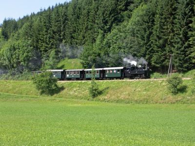 Ybbsthalbahn 24.6.07
Der Zug kurz vor der Hst. Lunz Amonhaus
