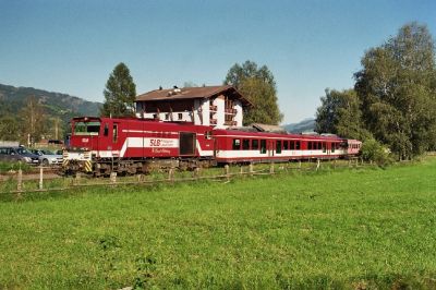 Wendezug mit SLB Vs 81 bei der Ausfahrt aus Uttendorf-Stubachtal in Ri Mittersill. Im Hintergrund ein VTs-Tandem
