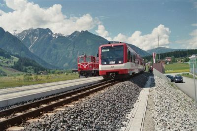 Am Tag der offiziellen Präsentation des SLB-Wendezuges in 1:87 im Felberturmmuseum Mittersill überholt der Regelzug 3315 mit dem Vorbild des Dolischo-Steuerwagens (VSs101 Mittersill) den Sonderzug mit der noch "ungetauften" Vs73.
