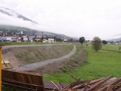Bauarbeiten in Uttendorf-Manlitzbach
Gut zu erkennen ist, wie die neue Bahntrasse den Schuttkegel des Manlitzbaches "erklimmt", während die ursprüngliche Trasse diesen Schuttkegel in engem Bogen umfährt.
Schlüsselwörter: SLB