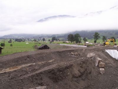 Bauarbeiten in Uttendorf-Manlitzbach
Auf der anderen Seite des Baches senkt sich die Trasse mit der bereits begonnenen Bahnsteigkante wieder der alten Trasse nach Pirtendorf zu.
