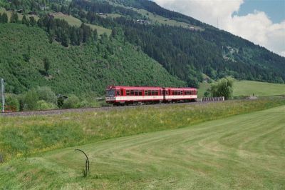 R3312 mit VTs-Doppeltraktion bei der Einfahrt aus Richtung Zell in den Bahnhof Neukirchen am Großvenediger.
