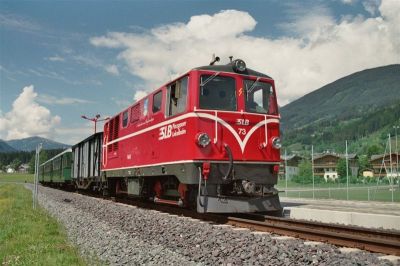 SLB Vs73 mit dem Sonderzug im Bahnhof Neukirchen am Großvenediger kurz vor Abfahrt nach Mittersill.
