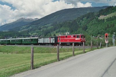 SLB Vs73 nach der Taufe auf den Namen "Neukirchen am Großvenediger" auf dem Weg nach Mittersill zur Einweihung des dortigen Bahnhofsumbaus und Präsentation des SLB-Wendezugmodells im Felberturmmuseum am 21.05.2011.
