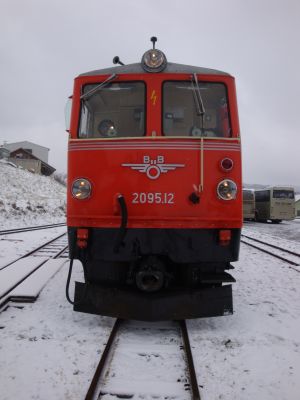 Frontansicht der 2095.12
Frontansicht der 2095.12 mit Flügelrad und erhabenen Ziffern.
Schlüsselwörter: 2095, 12, 2095.12, Waldviertler, Schmalspurbahn, Schmalspurbahnen, blutorange, Nostalgie, Nostalgielok