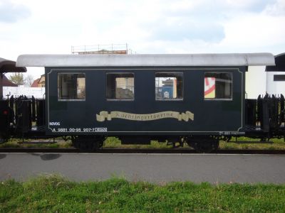 NÖVOG Bi/s 95907
Der NÖVOG Bi/s 95907 ist besser als "Kuenringertaverne" bekannt. Er hat als einziger Sitzwagen Tische.
Schlüsselwörter: Waldviertler, Schmalspurbahn, Schmalspurbahnen, Gmünd, Wagen