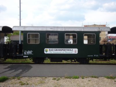 NÖVOG Bi/s 95919
Der NÖVOG Bi/s 95919 trägt die Werbetafeln der Gemeinde "Bad Großpertholz".
Schlüsselwörter: Waldviertler, Schmalspurbahn, Schmalspurbahnen, Gmünd, Wagen